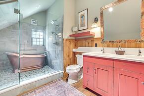 Peaceful Farmhouse w/ Fire Pit: Near Town & Lake!