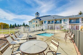 Spacious Garden City Townhome w/ Lake Views!