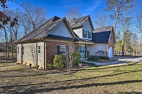 High Point Home ~ 1 Mi to Oak Hollow Lake!