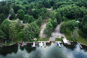 Indian Lake Retreat w/ Wet Bar & Covered Deck