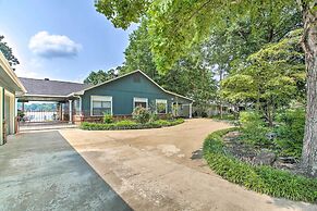 Kayaks & Dock: Lakefront Hot Springs Hideaway