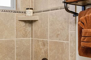 Modern Red Lodge Cabin - Walk to Broadway Ave