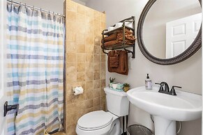 Modern Red Lodge Cabin - Walk to Broadway Ave