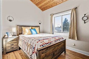 Modern Red Lodge Cabin - Walk to Broadway Ave