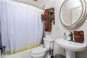 Modern Red Lodge Cabin - Walk to Broadway Ave