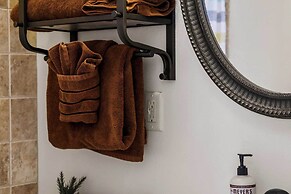 Modern Red Lodge Cabin - Walk to Broadway Ave