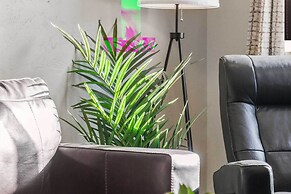 Modern Red Lodge Cabin - Walk to Broadway Ave