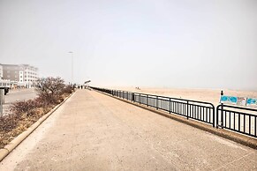 No-frills Hampton Cottage - Steps to Beach!