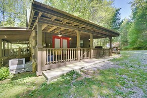 Cozy Tellico Plains Cabin w/ Large Mountain Creek!