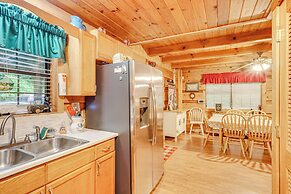 Cozy Tellico Plains Cabin w/ Large Mountain Creek!