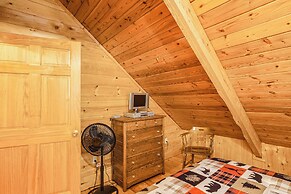 Cozy Tellico Plains Cabin w/ Large Mountain Creek!