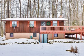 Pet-friendly Home w/ Deck at Big Bass Lake!