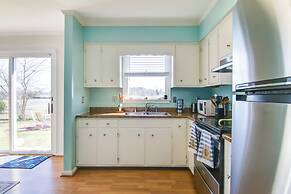 Milton Townhouse ~ 9 Mi to Delaware Bay!