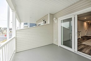 New Townhome < Half Mi to Beach!