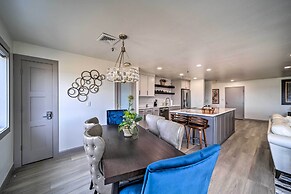 Balcony & Lake View: Modern Condo in Monkey Island