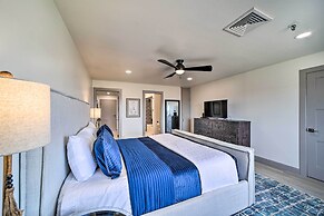 Balcony & Lake View: Modern Condo in Monkey Island