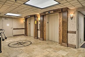 Balcony & Lake View: Modern Condo in Monkey Island