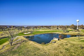 Balcony & Lake View: Modern Condo in Monkey Island