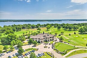 Balcony & Lake View: Modern Condo in Monkey Island