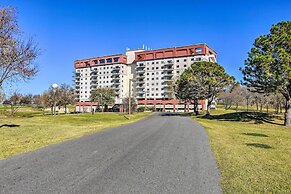 Balcony & Lake View: Modern Condo in Monkey Island