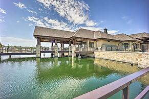 Balcony & Lake View: Modern Condo in Monkey Island