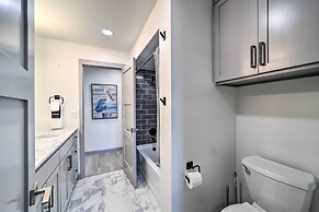 Balcony & Lake View: Modern Condo in Monkey Island