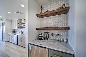 Balcony & Lake View: Modern Condo in Monkey Island