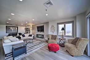 Balcony & Lake View: Modern Condo in Monkey Island