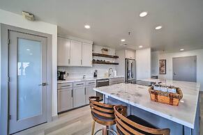 Balcony & Lake View: Modern Condo in Monkey Island