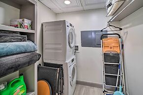 Balcony & Lake View: Modern Condo in Monkey Island