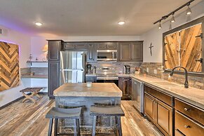 4 Mi to Dtwn: Rustic Fort Worth Apt
