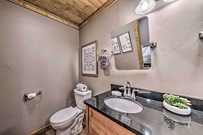 Ruidoso Cabin w/ Patio - Walk to Midtown!