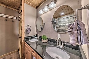 Ruidoso Cabin w/ Patio - Walk to Midtown!