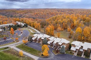 Ski-in/ski-out! Cozy Bellaire Resort Retreat!