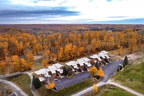 Ski-in/ski-out! Cozy Bellaire Resort Retreat!