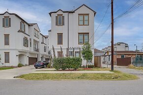 Spacious Houston Townhome ~ 5 Mi to Downtown!
