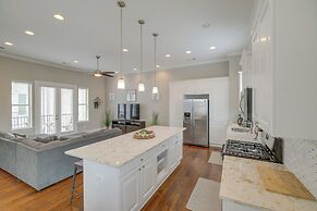 Spacious Houston Townhome ~ 5 Mi to Downtown!