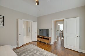 Spacious Houston Townhome ~ 5 Mi to Downtown!