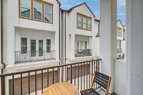 Spacious Houston Townhome ~ 5 Mi to Downtown!
