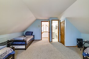 Poconos Chalet With Lake & Pool Access!