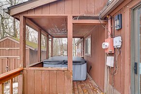 Poconos Chalet With Lake & Pool Access!