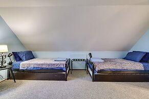 Poconos Chalet With Lake & Pool Access!