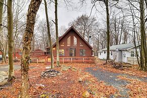 Poconos Chalet With Lake & Pool Access!