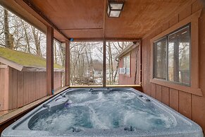 Poconos Chalet With Lake & Pool Access!