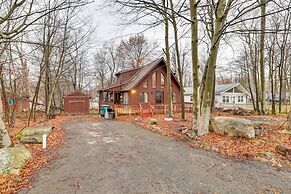 Poconos Chalet With Lake & Pool Access!