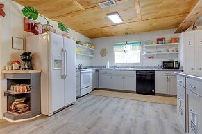 Vibrant Pass Christian Oasis - 3 Blocks to Beach!