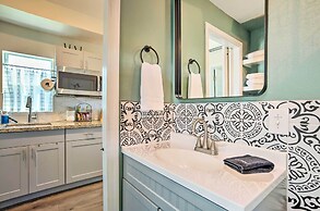 Updated Lake Conroe Cabin Rental - Walk to Water!