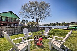 Updated Lake Conroe Cabin Rental - Walk to Water!
