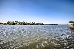 Updated Lake Conroe Cabin Rental - Walk to Water!