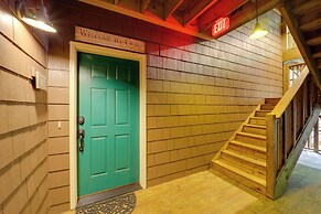 Hike On-site: Gem w/ Deck & Views in Burnsville